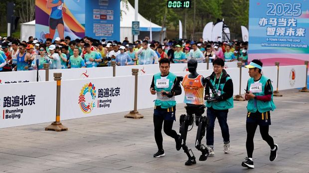 Robot-robot Humanoid Ikut Ajang Lomba Lari di China