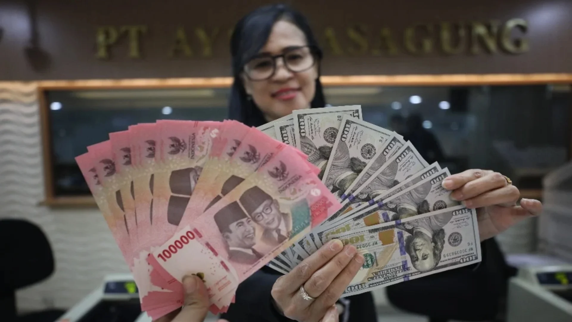 Rupiah Menguat ke Rp16.437 per Dolar AS, Menjauhi Level Rp17.000