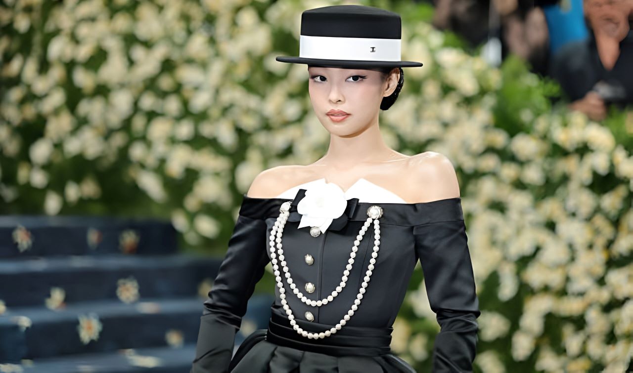 Jennie BLACKPINK Memukau di Met Gala 2025 dengan Busana Klasik Chanel